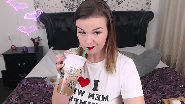 Snapshot of DaisieMaeXO chatting on 12.18.25 DaisieMaeXO online show from 12.18.25