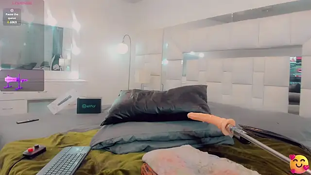 Snapshot of _ChanellR_ chatting on 02.11.25 ChanellR online show from 02.11.25