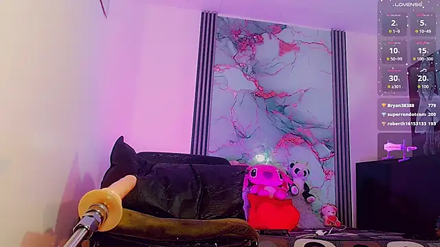 Snapshot of _ChanellR_ chatting on 10.08.25 ChanellR online show from 10.08.25