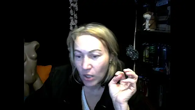 wLESLYMOSw online show from 10.31.25