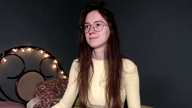 Snapshot of wow__kelly chatting on 10.10.25 wow kelly online show from 10.10.25