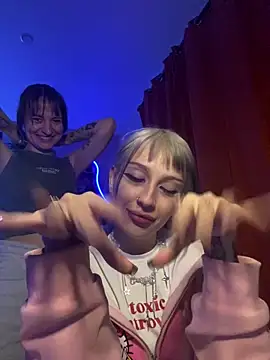 Snapshot of Dooubletroublee chatting on 11.13.25 Dooubletroublee online show from 11.13.25