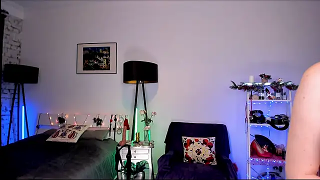 Snapshot of MissAliciaFD chatting on 12.16.24 MissAliciaFD online show from 12.16.24