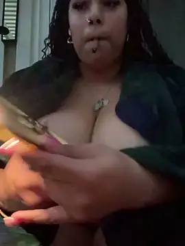 Snapshot of lovelymyah chatting on 02.04.25 lovelymyah online show from 02.04.25