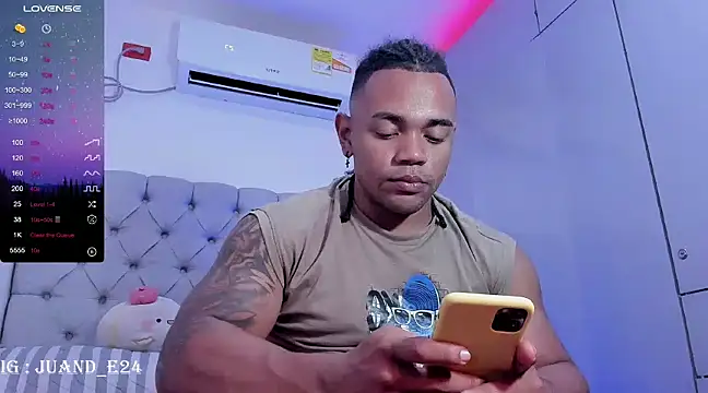 Snapshot of juande_24 chatting on 02.20.25 juande 24 online show from 02.20.25