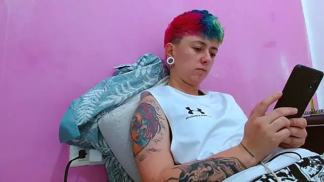 Snapshot of tomboyblue chatting on 09.17.25 tomboyblue online show from 09.17.25