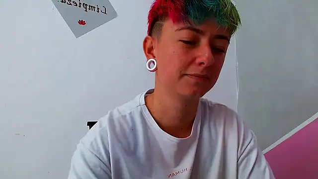 Snapshot of tomboyblue chatting on 09.25.25 tomboyblue online show from 09.25.25