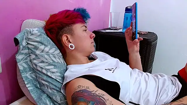 Snapshot of tomboyblue chatting on 09.30.25 tomboyblue online show from 09.30.25