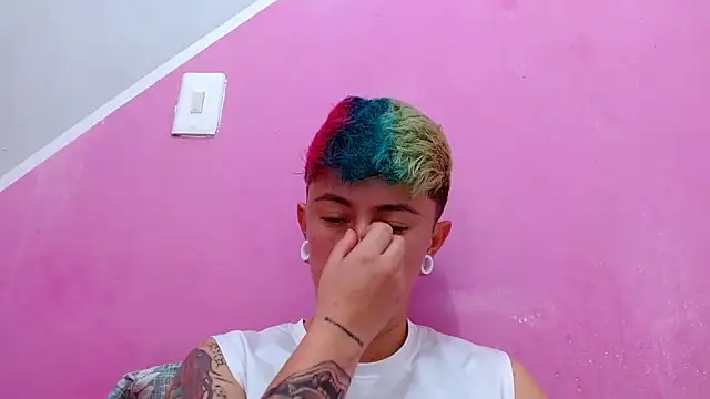 Snapshot of tomboyblue chatting on 10.21.25 tomboyblue online show from 10.21.25