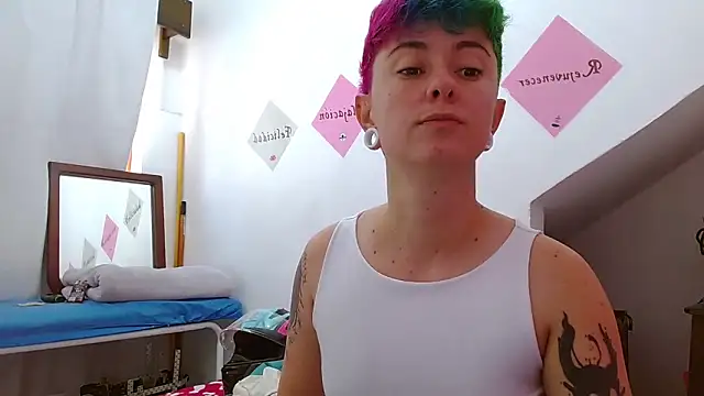 Snapshot of tomboyblue chatting on 10.25.25 tomboyblue online show from 10.25.25