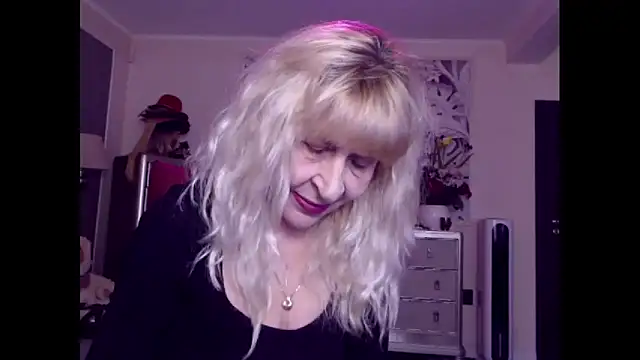 Snapshot of HornyMilf_555 chatting on 10.15.25 HornyMilf 555 online show from 10.15.25