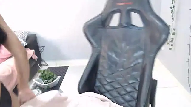 Snapshot of Livia_Diaz chatting on 11.28.25 Livia Diaz online show from 11.28.25