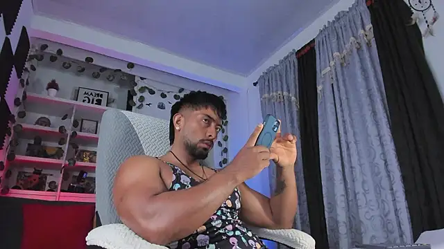 Snapshot of Couple_muscle1 chatting on 03.12.26 Couple muscle1 online show from 03.12.26