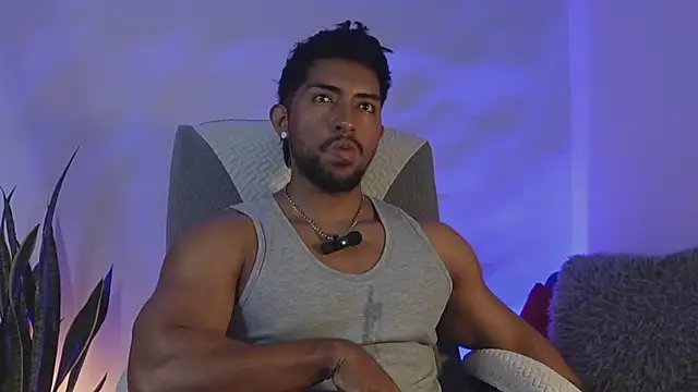 Snapshot of Couple_muscle1 chatting on 04.11.26 Couple muscle1 online show from 04.11.26