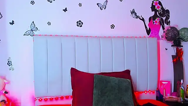 Snapshot of caro_lyne_ chatting on 04.20.26 caro lyne online show from 04.20.26