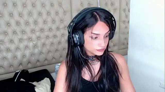 Snapshot of Dollbehavior_ chatting on 11.22.25 Dollbehavior online show from 11.22.25