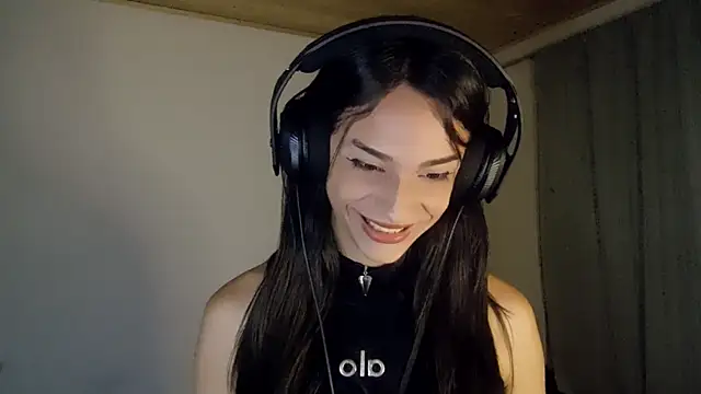 Snapshot of Dollbehavior_ chatting on 11.28.25 Dollbehavior online show from 11.28.25