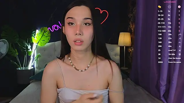 Kaia Sunshine Mia online show from 01.30.25