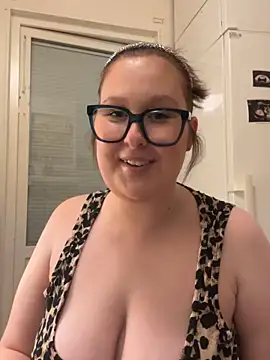 Snapshot of Misssmilf chatting on 11.05.25 Misssmilf online show from 11.05.25