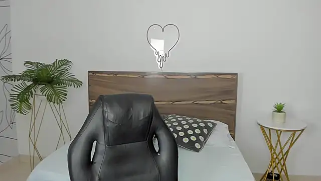 Snapshot of ivette_bocelly chatting on 12.11.24 ivette bocelly online show from 12.11.24