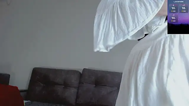 Amina Barbarian online show from 11.08.25