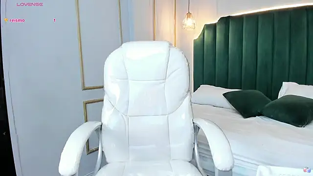 Snapshot of LindsyCater chatting on 09.29.25 LindsyCater online show from 09.29.25