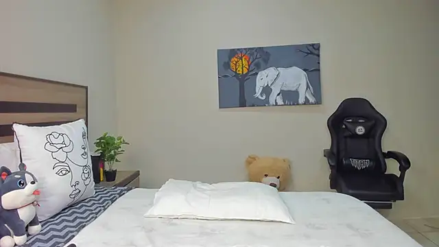 Renee-18 online show from 04.14.26