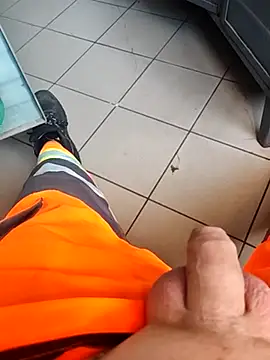 Szeltolo001 online show from 10.31.25