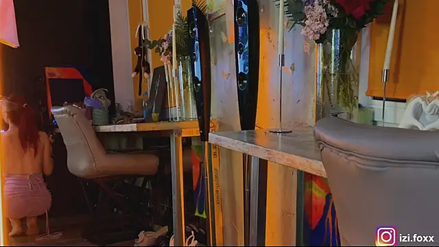 Snapshot of izi-fox chatting on 11.22.25 izi-fox online show from 11.22.25