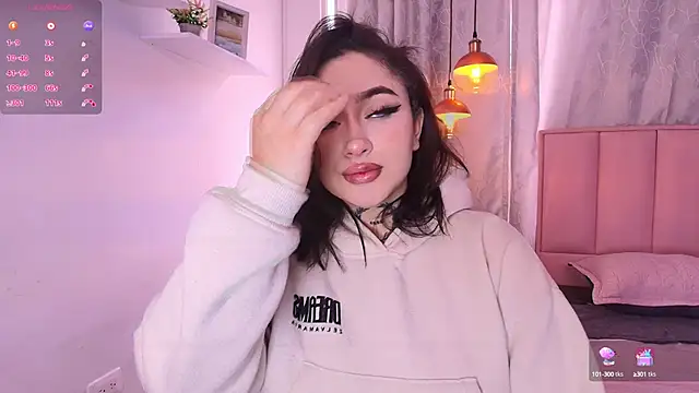 Snapshot of bella-green chatting on 12.21.24 bella-green online show from 12.21.24