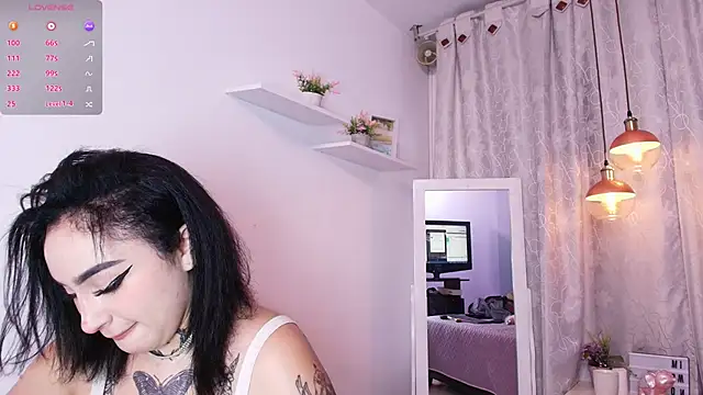 Snapshot of bella-green chatting on 12.30.24 bella-green online show from 12.30.24