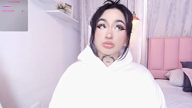 Snapshot of bella-green chatting on 03.18.25 bella-green online show from 03.18.25