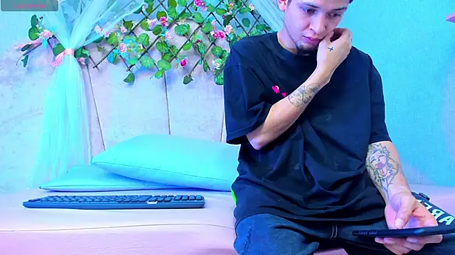 Snapshot of kendalltaylorr chatting on 01.12.25 kendalltaylorr online show from 01.12.25