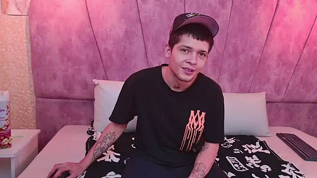 Snapshot of kendalltaylorr chatting on 10.28.25 kendalltaylorr online show from 10.28.25