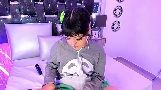 Charlotte Myers online show from 02.12.25