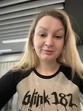 Teya moon  online show from 03.03.25