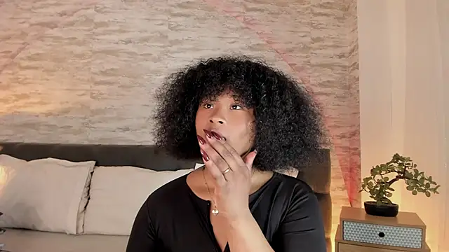 Snapshot of Anneth__M chatting on 10.13.25 Anneth M online show from 10.13.25