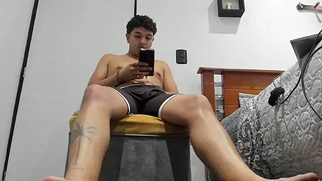 Snapshot of moubli_ chatting on 09.25.25 moubli online show from 09.25.25