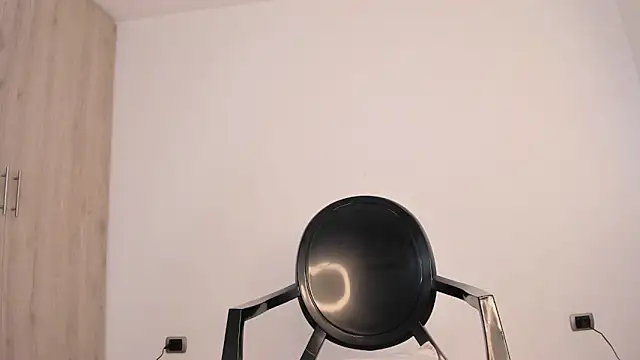 Snapshot of _miamadison chatting on 01.16.25 miamadison online show from 01.16.25