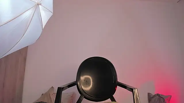 Snapshot of _miamadison chatting on 02.20.25 miamadison online show from 02.20.25