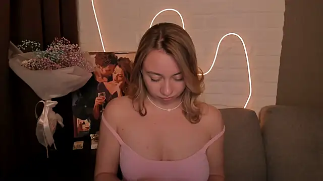 Snapshot of DanielaWisse chatting on 12.21.24 DanielaWisse online show from 12.21.24