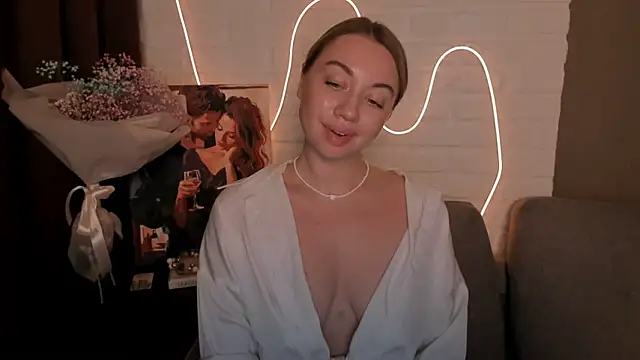 Snapshot of DanielaWisse chatting on 12.22.24 DanielaWisse online show from 12.22.24