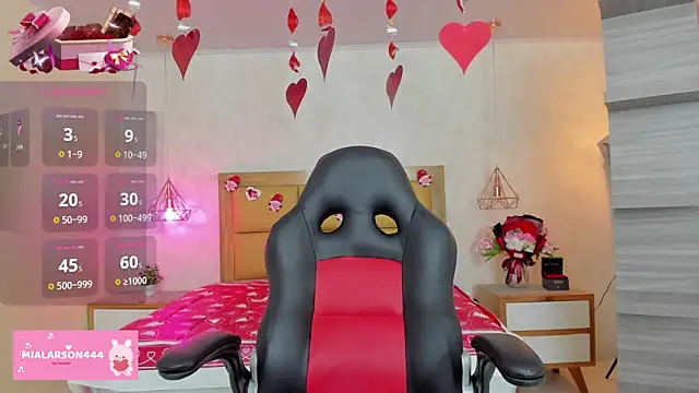 Snapshot of LARSONMIA chatting on 02.14.26 LARSONMIA online show from 02.14.26