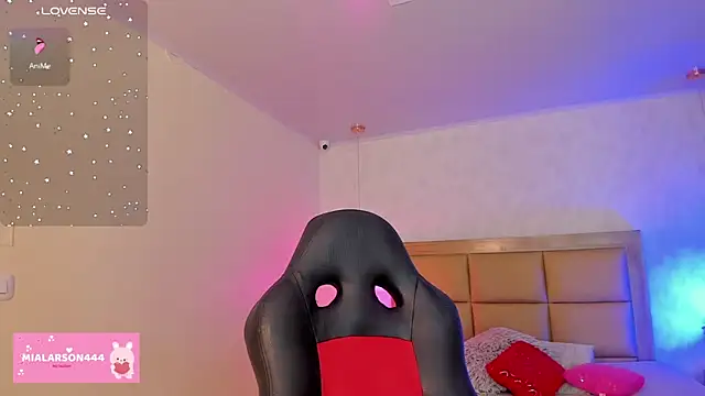 Snapshot of LARSONMIA chatting on 02.25.26 LARSONMIA online show from 02.25.26