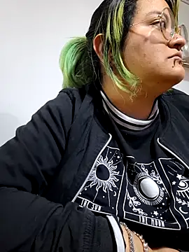 lucky-leah online show from 10.12.25