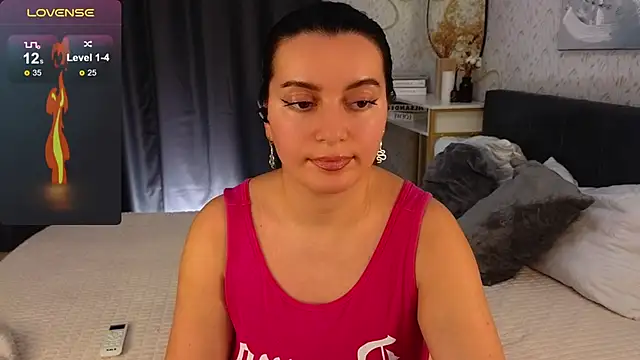 Snapshot of YourSweetDream_ chatting on 01.04.25 YourSweetDream online show from 01.04.25