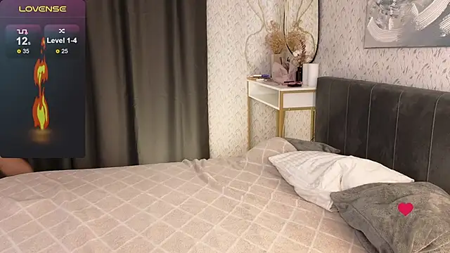 Snapshot of YourSweetDream_ chatting on 09.18.25 YourSweetDream online show from 09.18.25