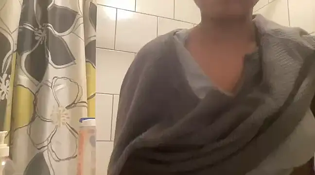 Snapshot of MommyConfident chatting on 12.05.24 MommyConfident online show from 12.05.24