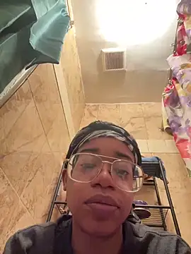 Snapshot of MommyConfident chatting on 01.27.25 MommyConfident online show from 01.27.25