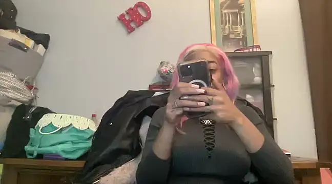 Snapshot of MommyConfident chatting on 03.06.25 MommyConfident online show from 03.06.25